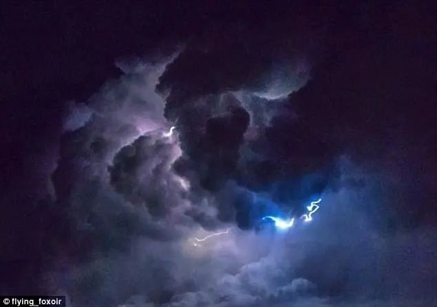 夏季飞行过程中碰到雷暴该如何规避?